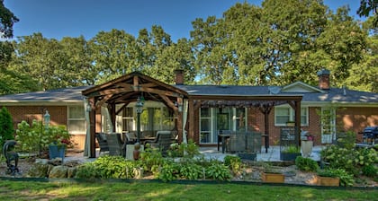 Charming Florence Getaway w/ Fireplace & Grill!