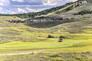 Golf - 2-story Condo w/ Mtn View, Steps to Ski Lift! (Granby)