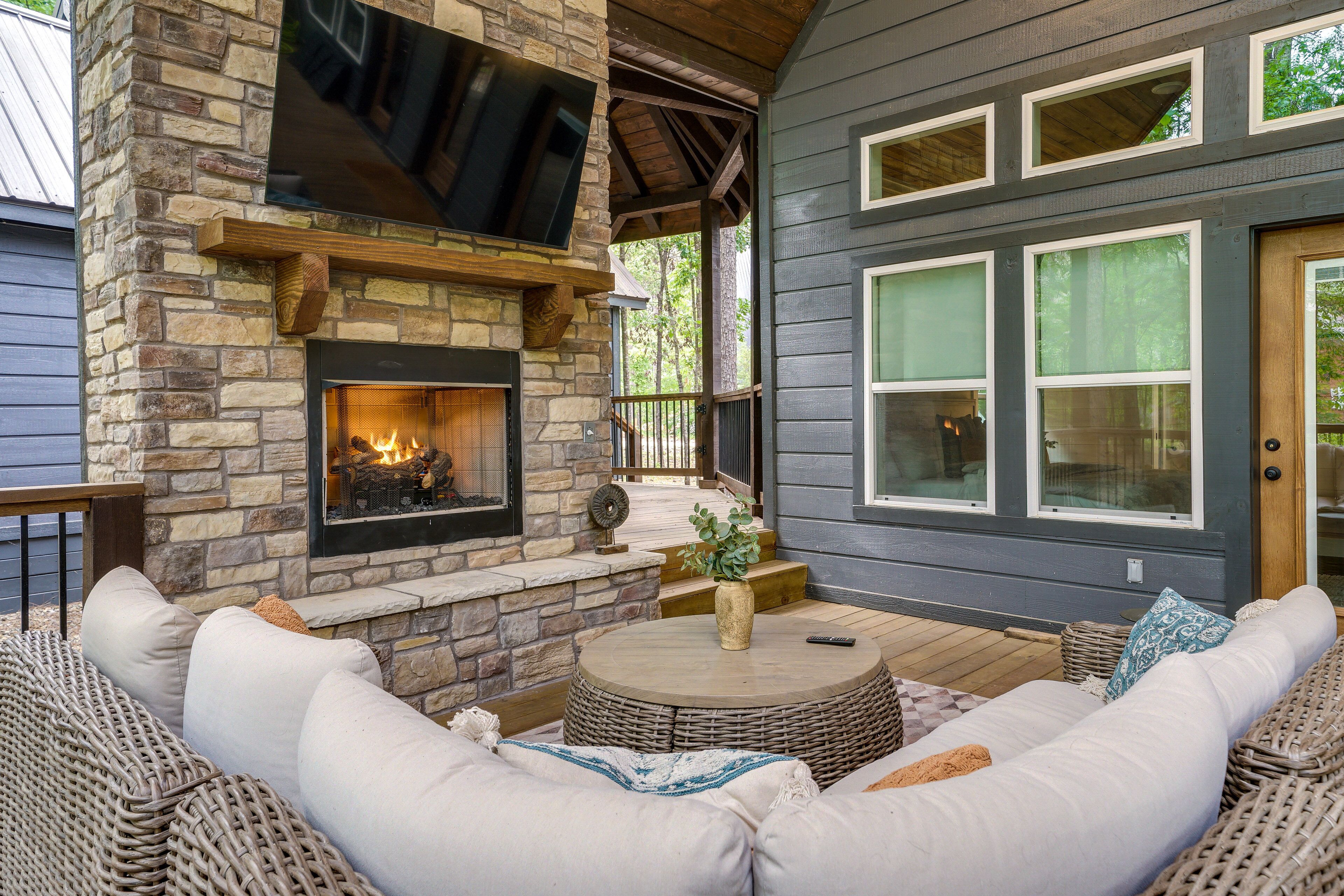 'broken Bow' Cabin w/ Fire Pit & Hot Tub!