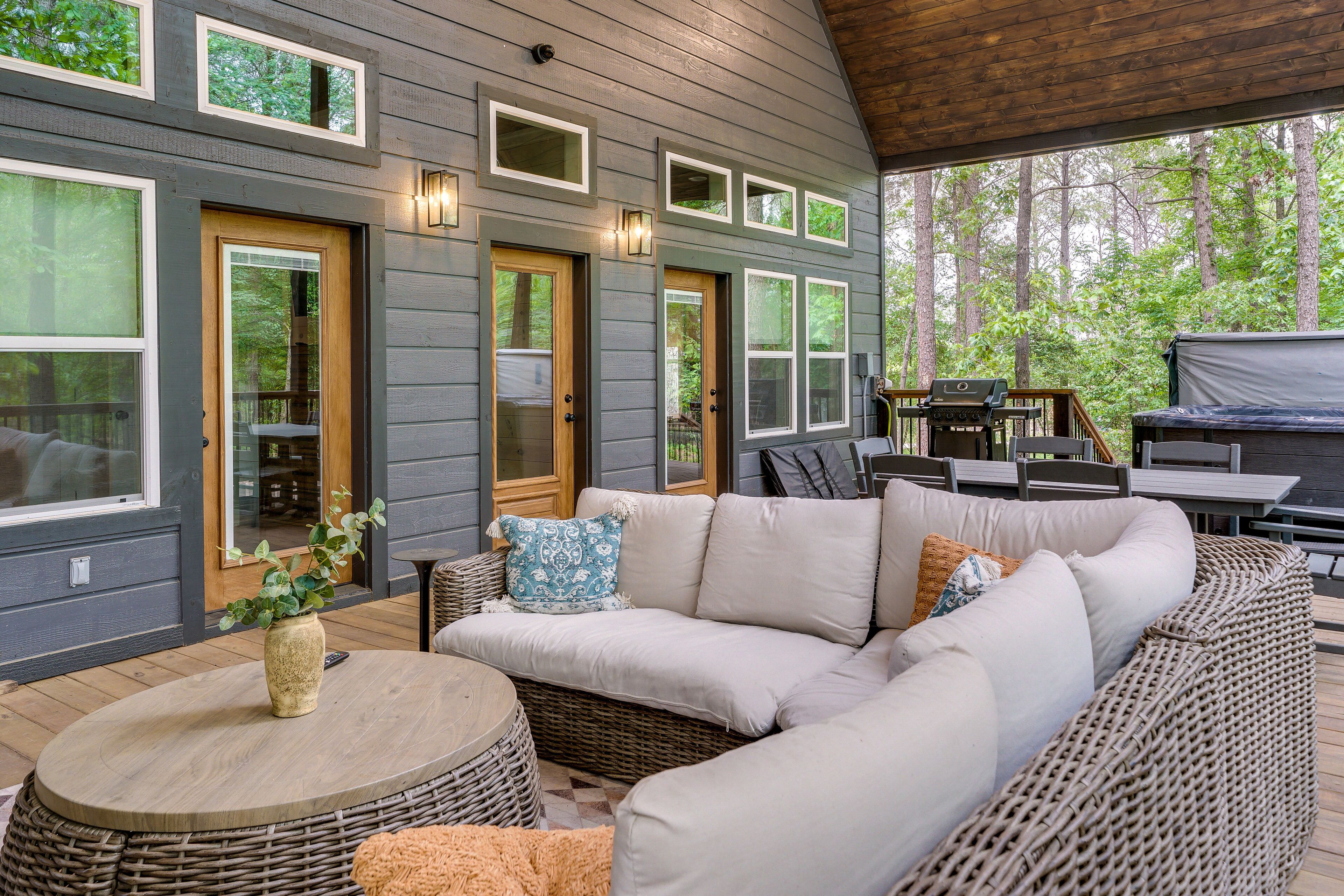 'broken Bow' Cabin w/ Fire Pit & Hot Tub!