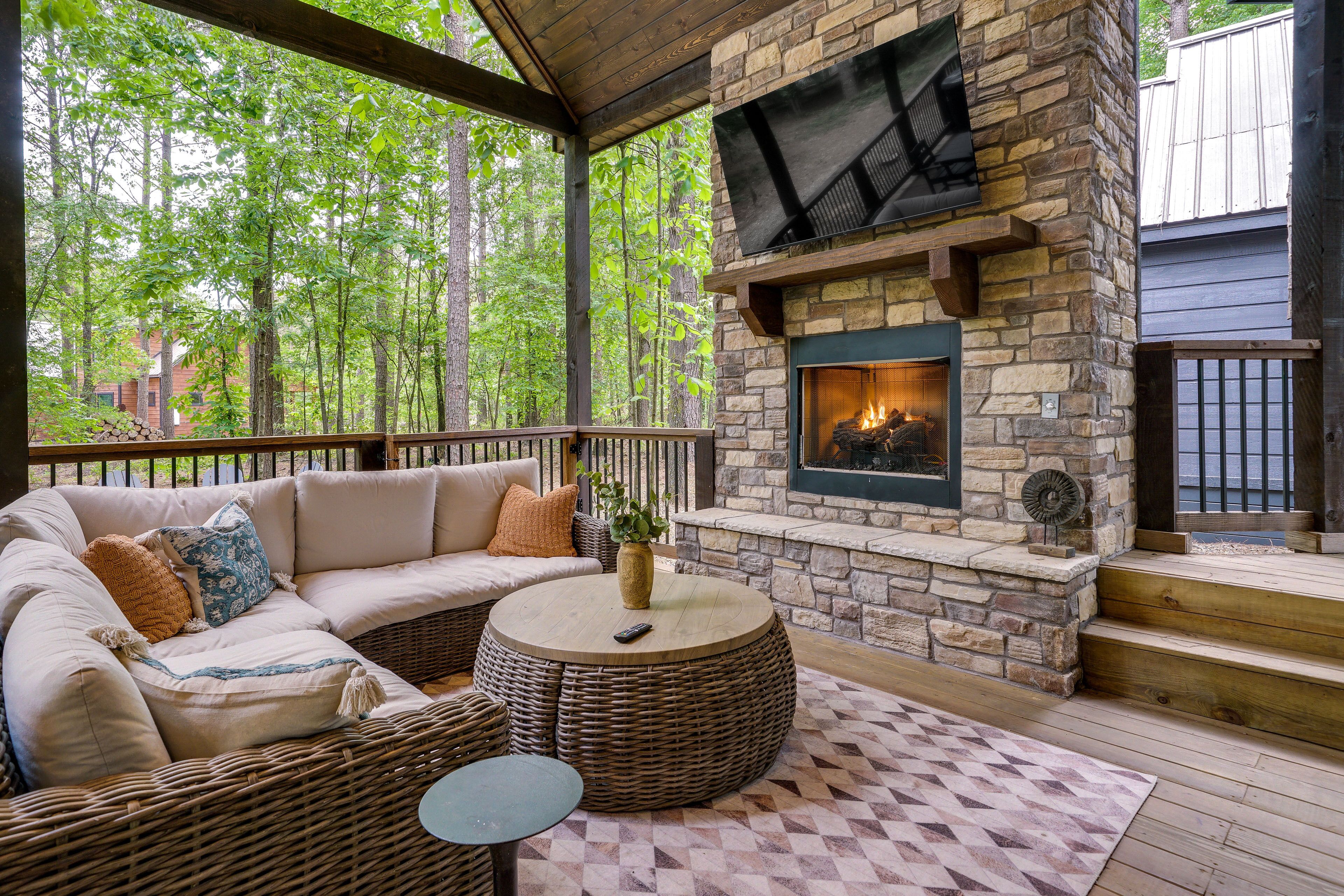 'broken Bow' Cabin w/ Fire Pit & Hot Tub!