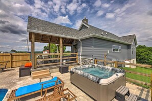 Une maison dotée d’un patio couvert, d’un jacuzzi et d’une piscine.