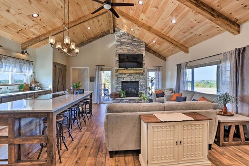 Chic Williamstown Retreat With Pool & Hot Tub!
