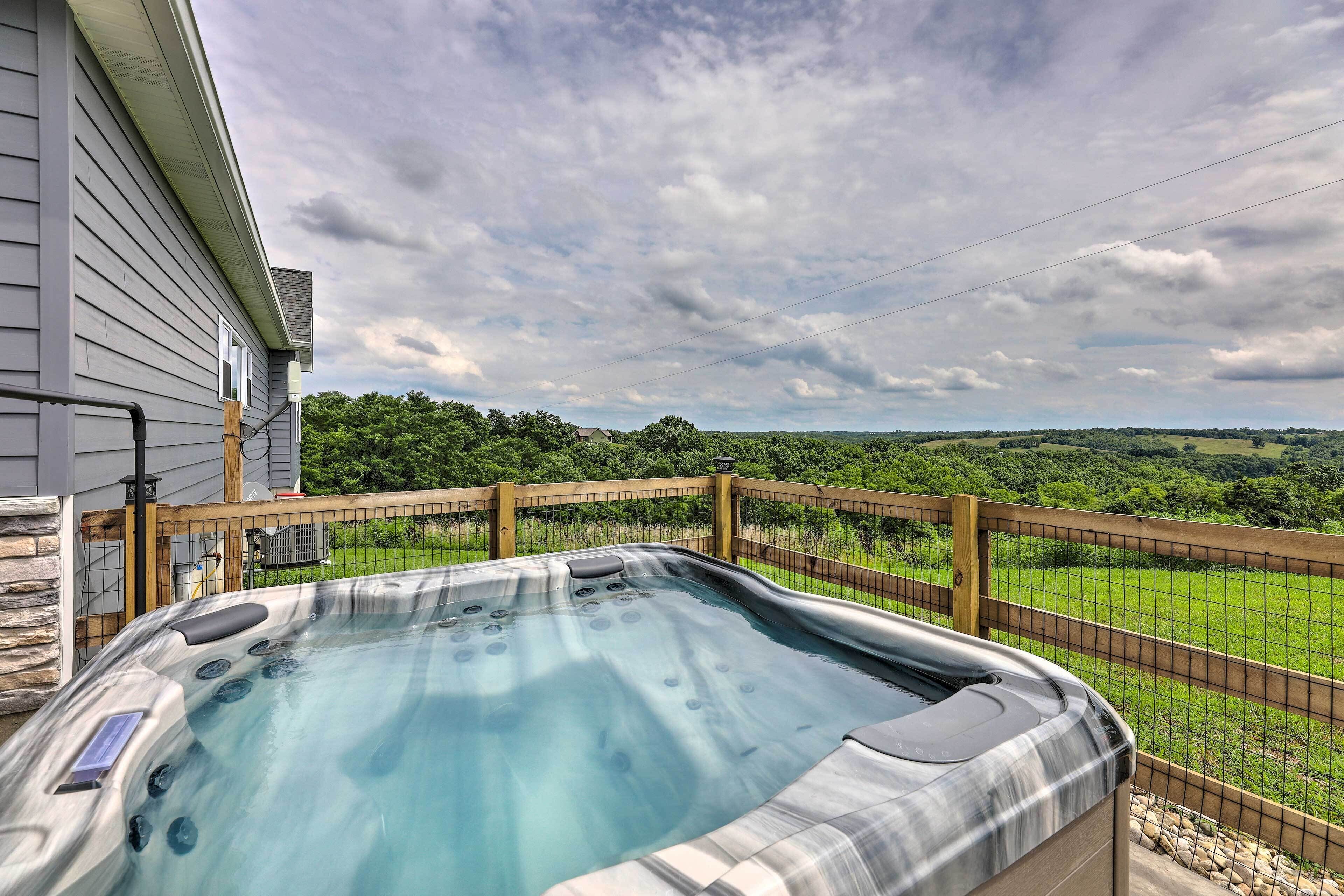 Chic Williamstown Retreat With Pool & Hot Tub!