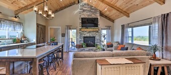 Chic Williamstown Retreat With Pool & Hot Tub!