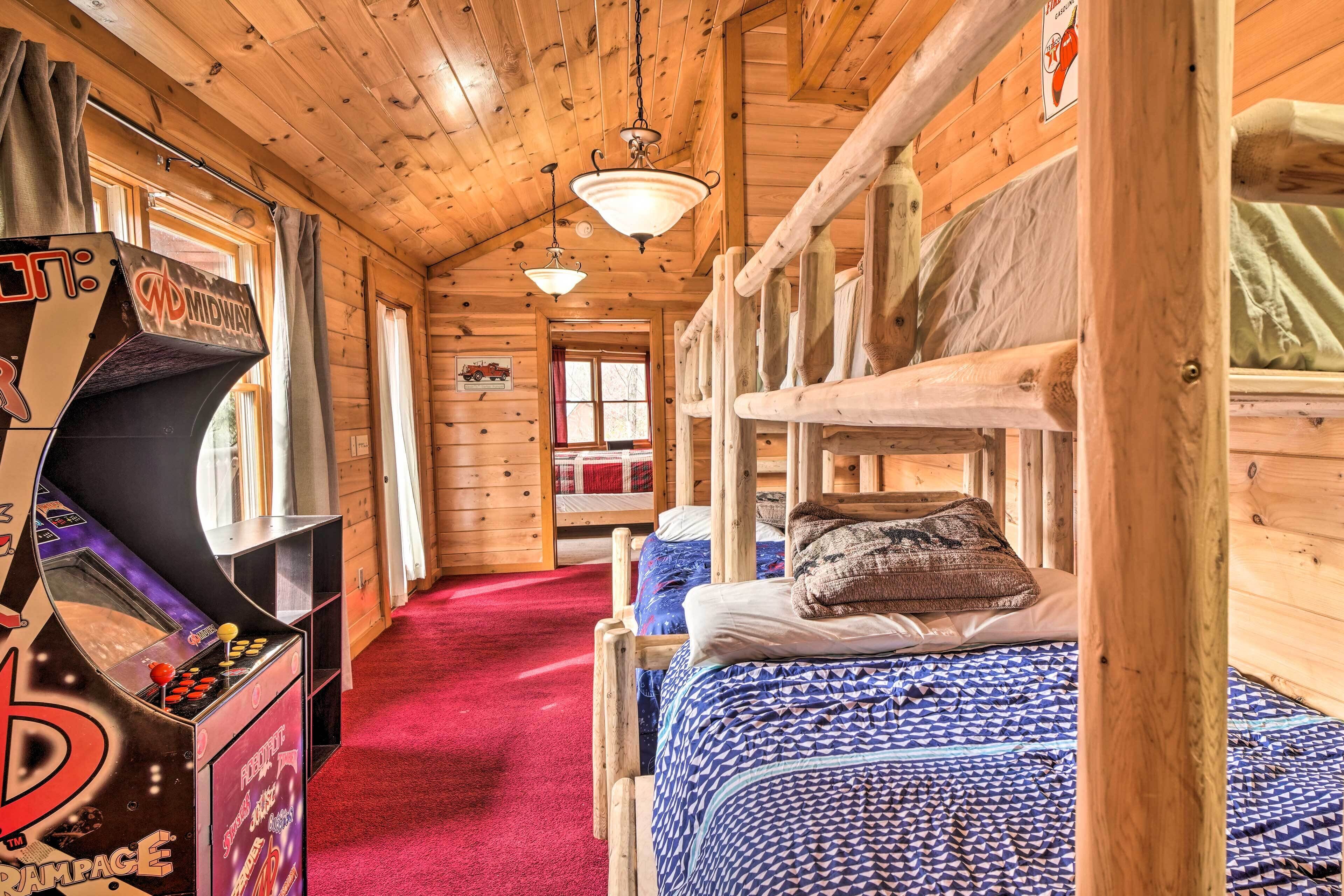 Cosby Cabin w/ Hot Tub ~ 18 Mi to Gatlinburg!