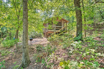 Bright Davis Escape w/ Screened-in Porch!