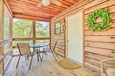 Bright Davis Escape w/ Screened-in Porch!