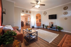 House (3 Bedrooms) | Living area