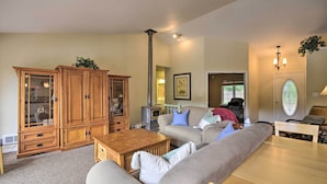 Ein Wohnzimmer mit einer Couch, einem Holzschrank und einem Kamin.