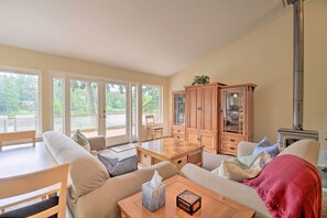 Televisie, een open haard en boeken