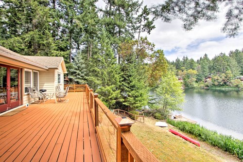 Anderson Island Retreat w/ Lakefront Deck & Canoe!