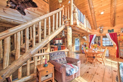Chic Brandon Cabin w/ Pool, Hot Tub + Sauna!