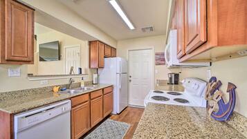 Apartemen (2 Bedrooms) | Dapur pribadi | Microwave, mesin pencuci piring, peralatan masak/sendok-piring, dan tisu