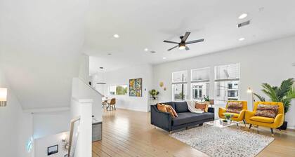 Downtown Houston Townhome w/ Balcony + Yard!