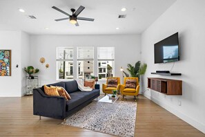 Apartment (3 Bedrooms) | Interior - Downtown Houston Townhome w/ Balcony + Yard! (Houston)