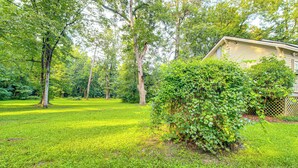 Una casa circondata da un lussureggiante verde e alberi.