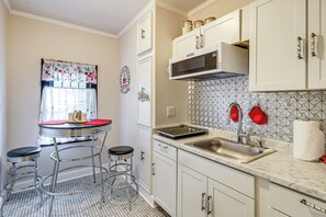 Interior - Hike & Bike On-site: Burgaw Apt - 4 Mi to River (Burgaw)