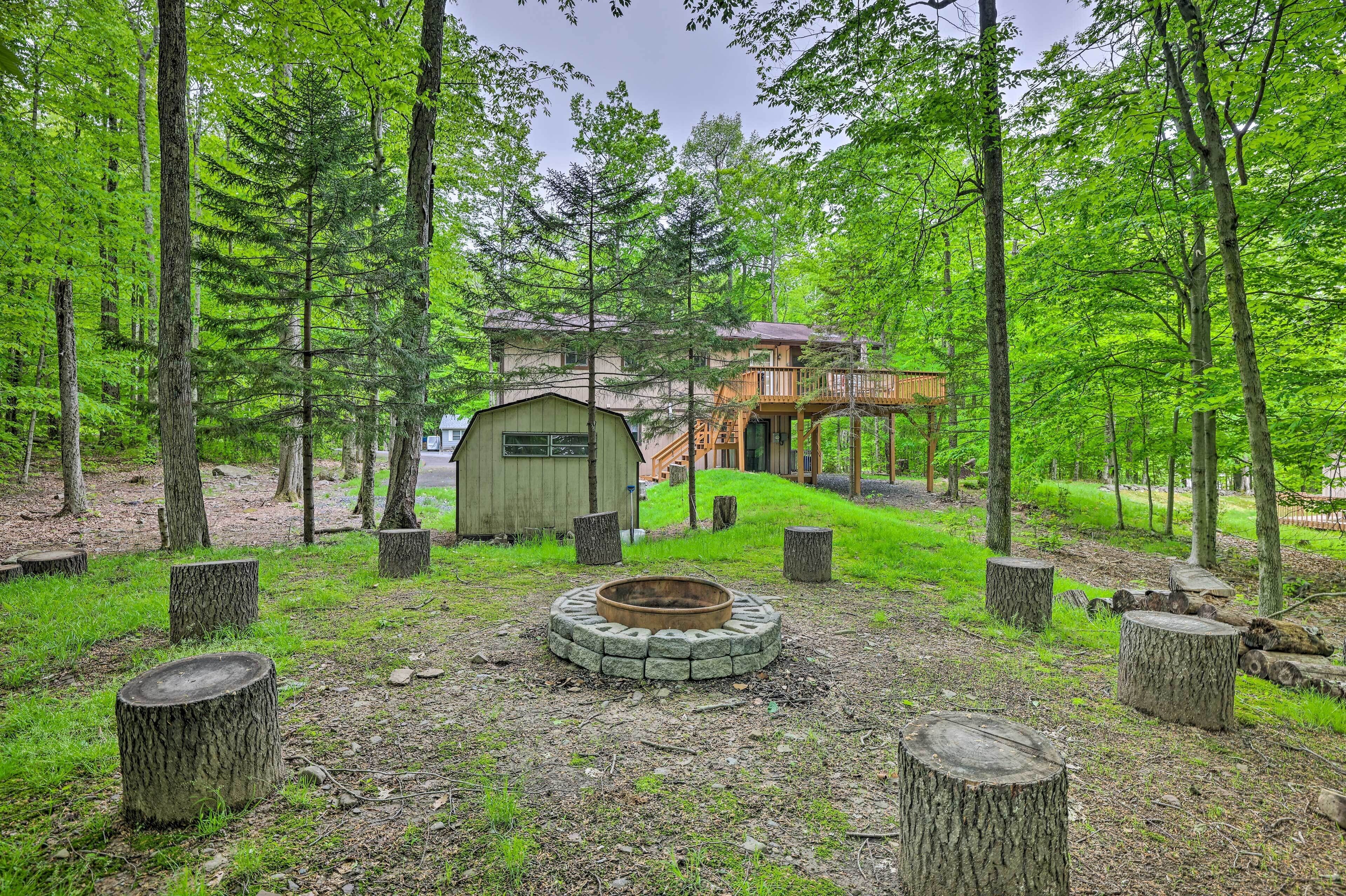Gorgeous Chalet w/ Deck, Fire Pit & Sunroom!