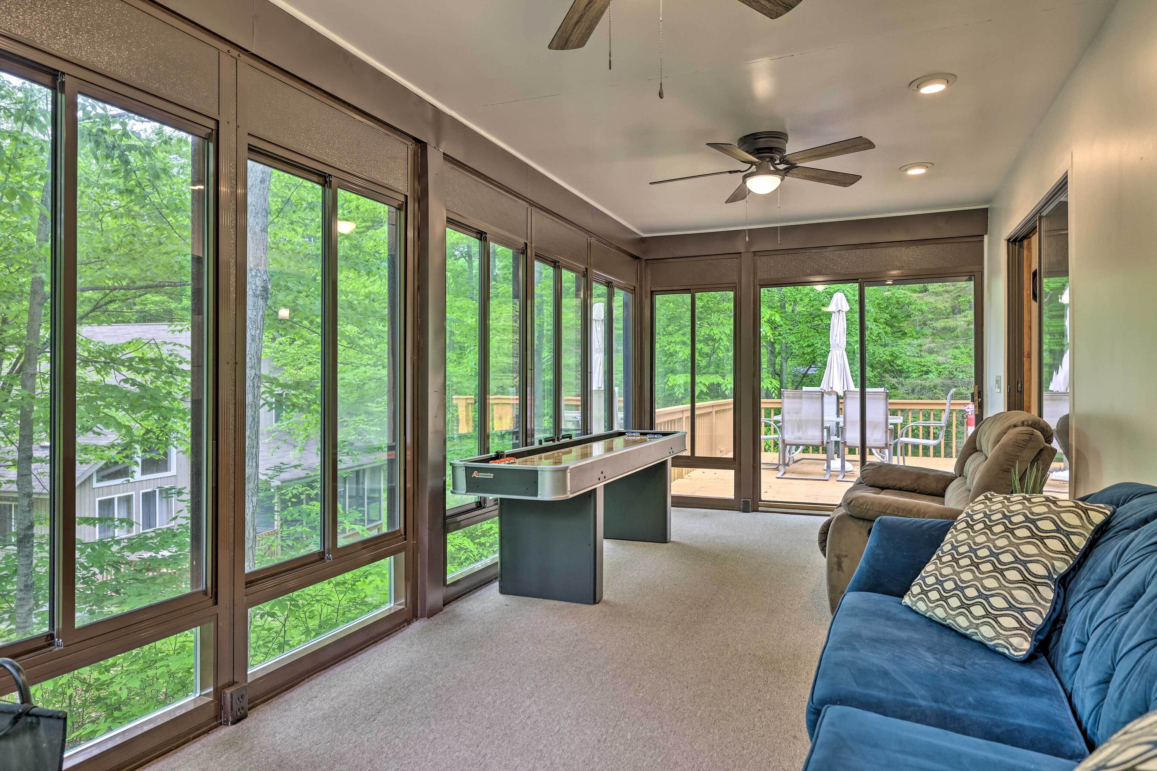 Gorgeous Chalet w/ Deck, Fire Pit & Sunroom!