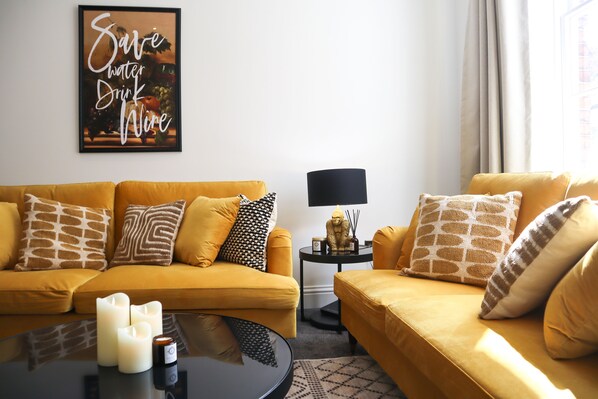 Smart TV, fireplace