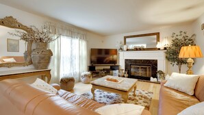 Casa (6 Bedrooms) | Área de sala de estar | Televisión