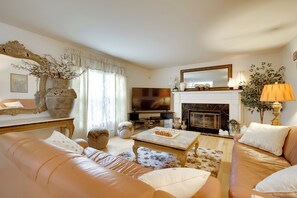 Ferienhaus (6 Bedrooms) | Wohnbereich | Fernseher