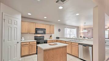 House (5 Bedrooms) | Interior