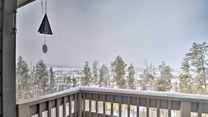 A balcony with a view of a snowy landscape and trees. - Cozy Mountain Getaway w/ Ski Shuttle Access! (Fraser)