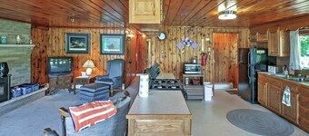 Cozy Lakefront Hale Cabin w/ Access to Boat Ramp!