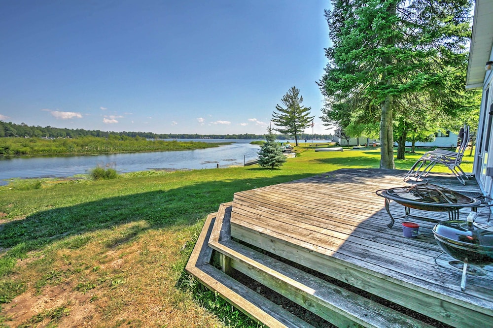 Cozy Lakefront Hale Cabin w/ Access to Boat Ramp!