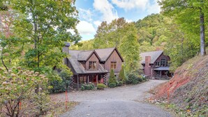 A log cabin with a gravel driveway leading to a wooden porch. - Hot Tub & Fire Pit: Getaway Near Nantahala Gorge! (Franklin)