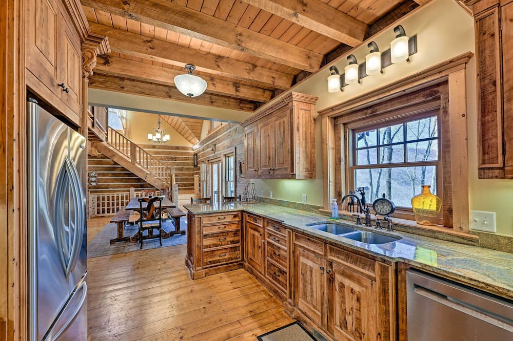 Hot Tub & Fire Pit: Getaway Near Nantahala Gorge! - Alarka, NC