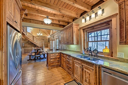 Hot Tub & Fire Pit: Getaway Near Nantahala Gorge!