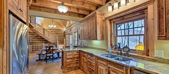 Hot Tub & Fire Pit: Getaway Near Nantahala Gorge!