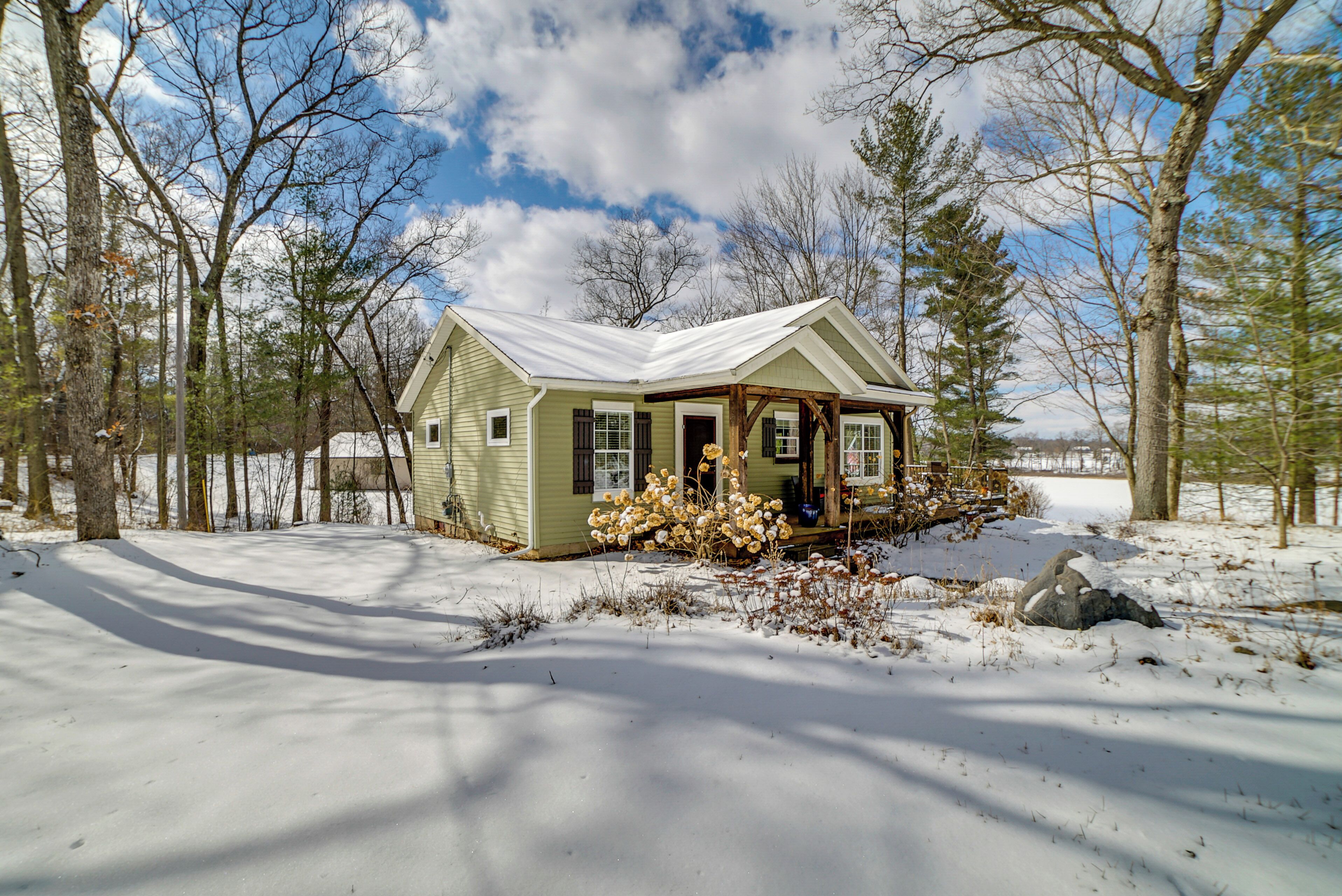 Cozy Lakeside Cottage: Pontoon, Kayaks, Grill