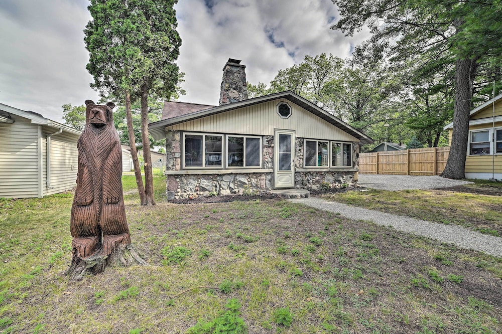 Cozy Prudenville Cabin: Walk to Houghton Lake