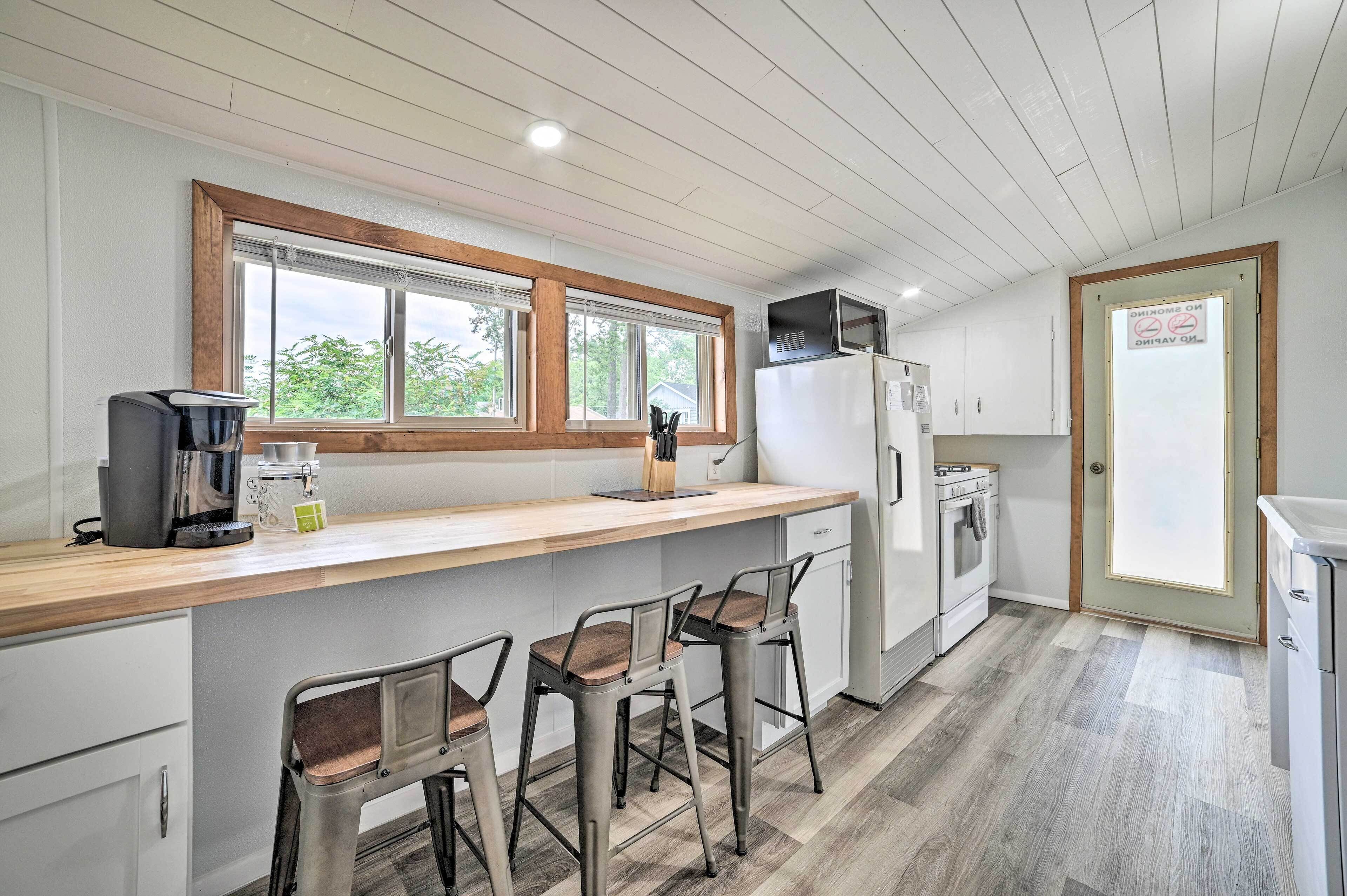 House (2 Bedrooms) | Private kitchen | Microwave, oven, stovetop, blender