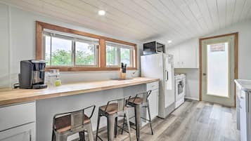 House (2 Bedrooms) | Private kitchen | Microwave, oven, stovetop, blender