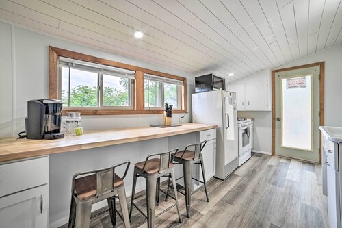 Cozy Prudenville Cabin: Walk to Houghton Lake