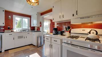 House (5 Bedrooms) | Interior