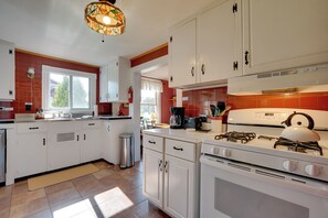 House (5 Bedrooms) | Interior