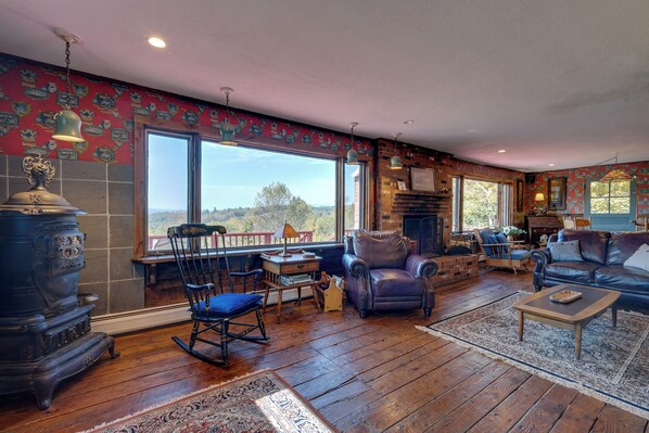 House (5 Bedrooms) | Interior