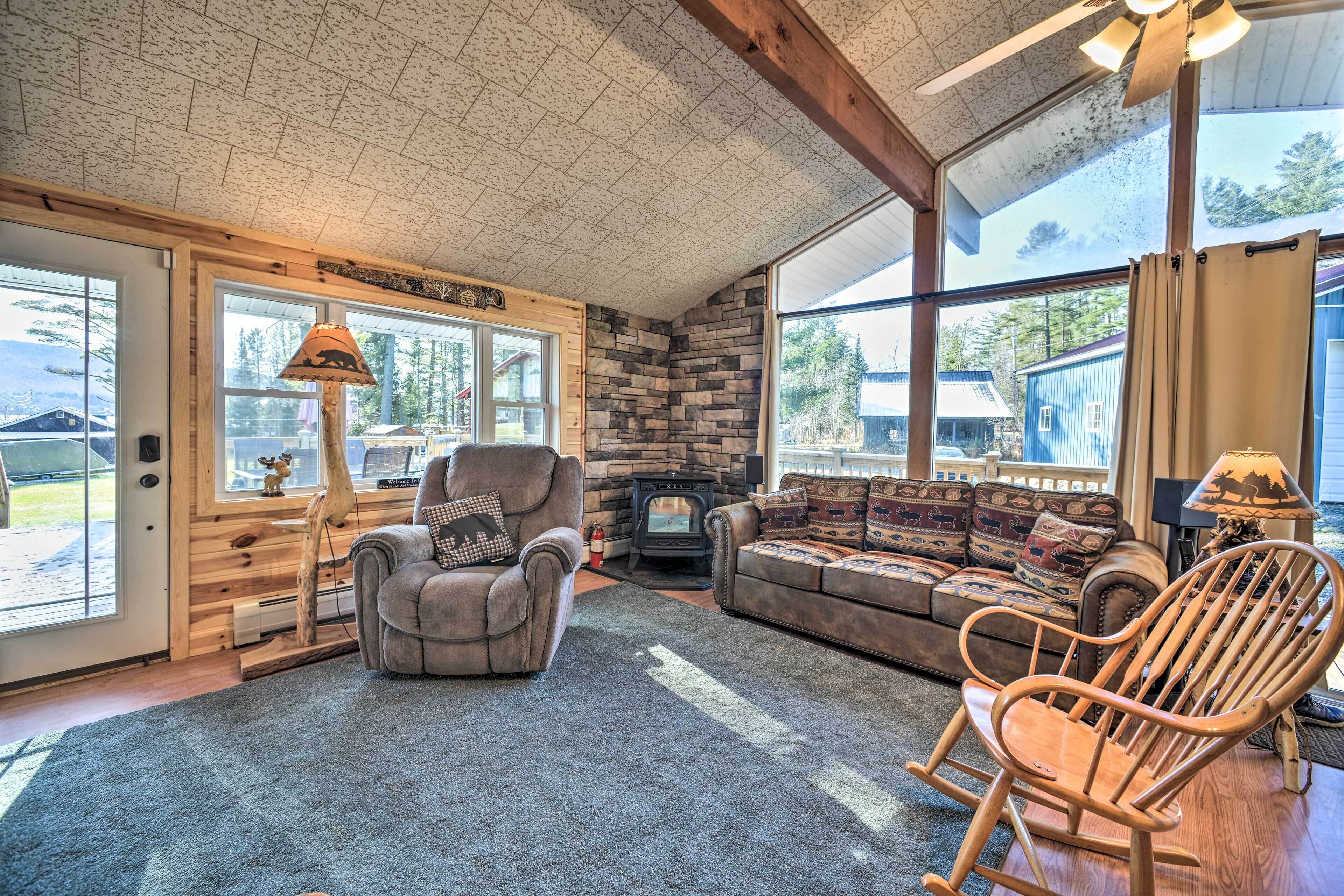 Cozy Speculator Cottage ~ 2 Miles to Ski Resort!