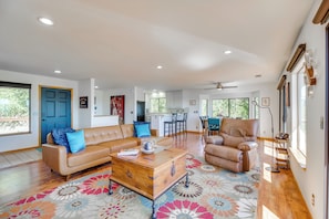 House (3 Bedrooms) | Interior - Idyllic Kelseyville Home w/ 2 Decks + Views! (Kelseyville)