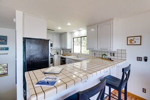 Casa (3 Bedrooms) | Cocina privada | Microondas, horno, placa de cocina y lavavajillas