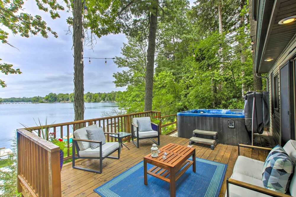 Lakefront Plymouth Cottage w/ Private Hot Tub