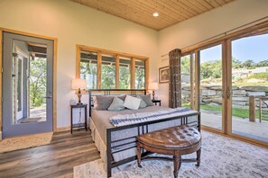 1 soverom, skrivebord for bærbar PC og sengetøy