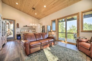 TV, books - Contemporary Home w/ Deck & Mountain Views! (Waynesville)