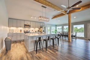 House (5 Bedrooms) | Interior